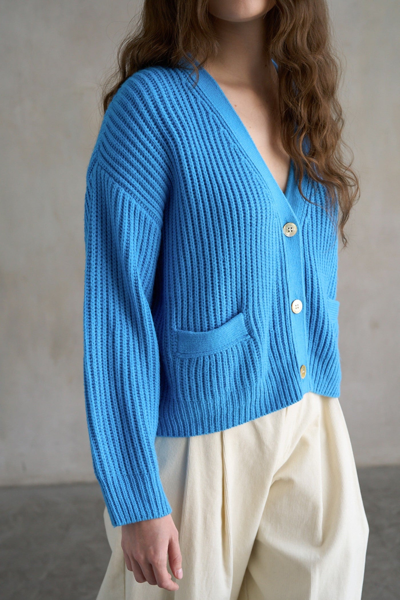 ELLE GREY CHUNKY RIBBED CARDIGAN WITH V-NECK – COBALT BLUE
