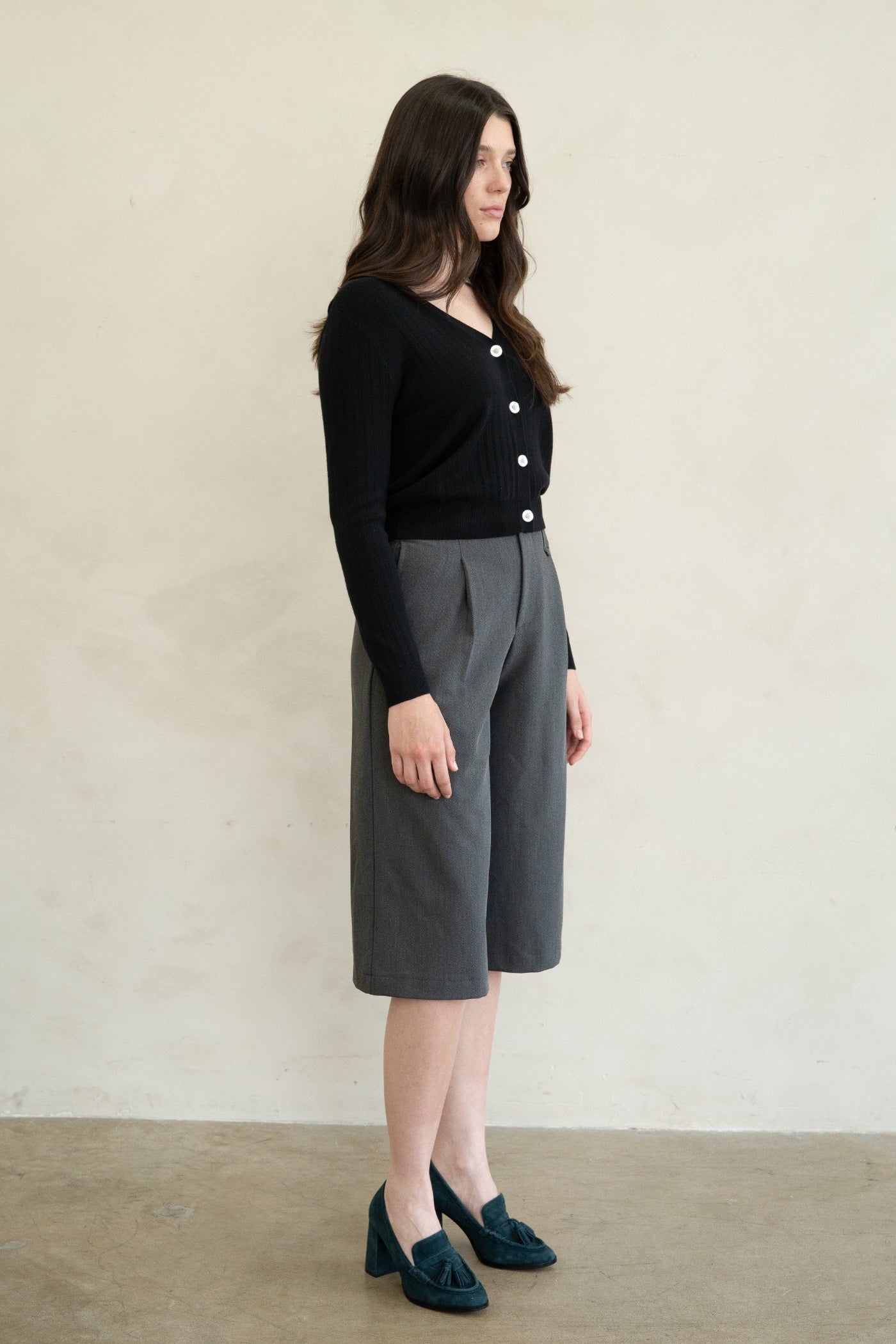 ELLE GREY SOFT AND LIGHTWEIGHT V-NECK CARDIGAN – BLACK