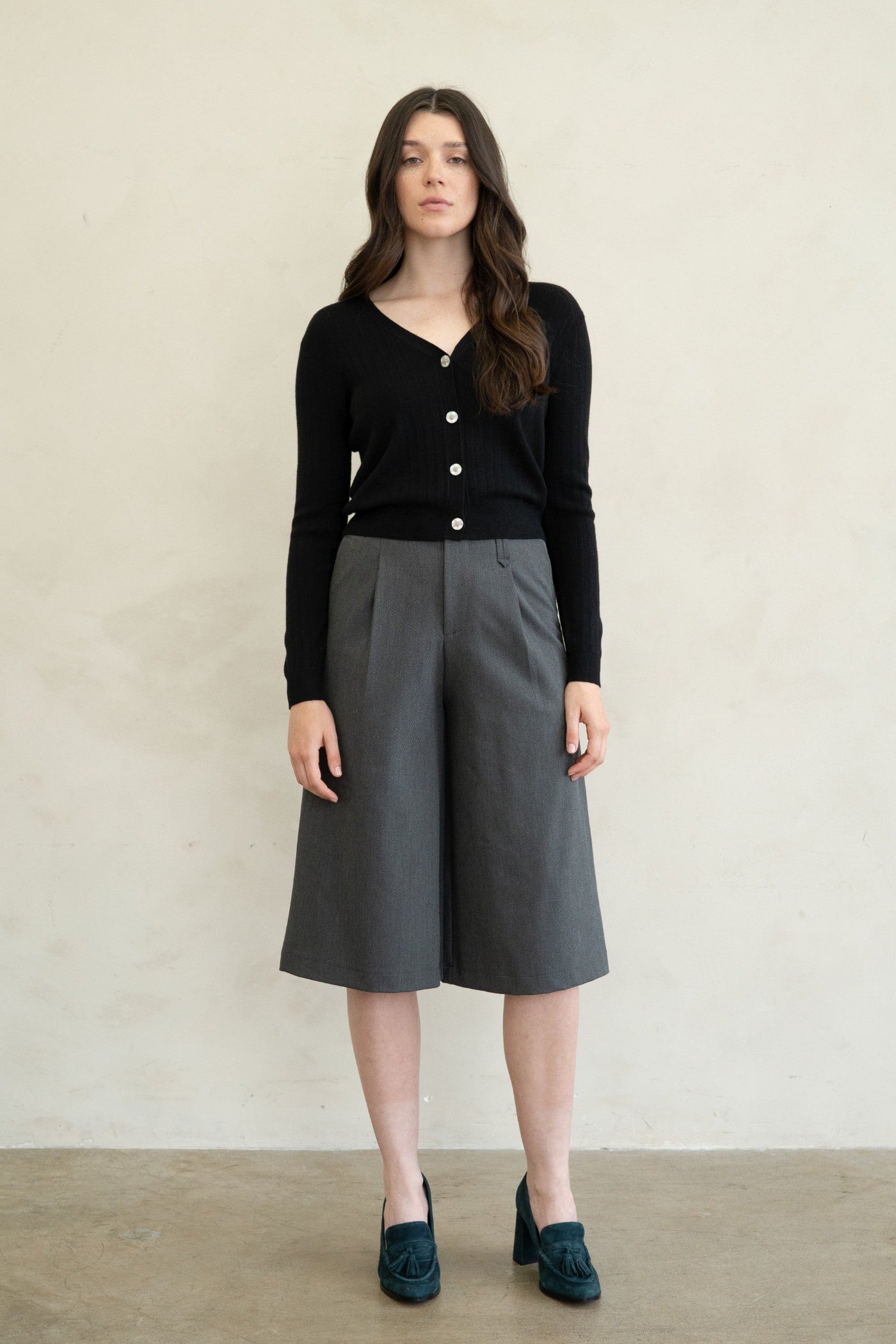 ELLE GREY SOFT AND LIGHTWEIGHT V-NECK CARDIGAN – BLACK