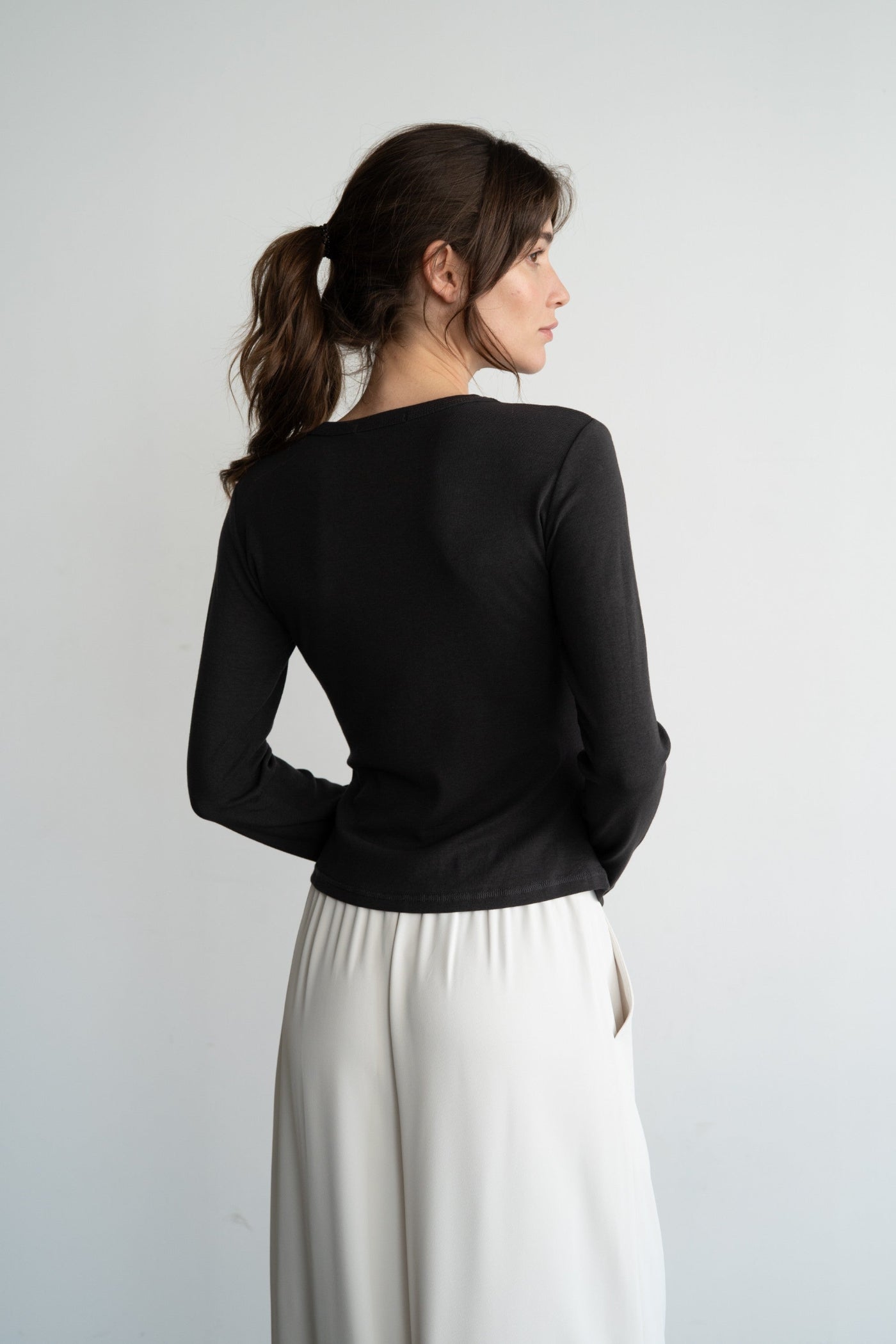 ELLE GREY SIDE GATHER DETAILED CREW NECK TOP