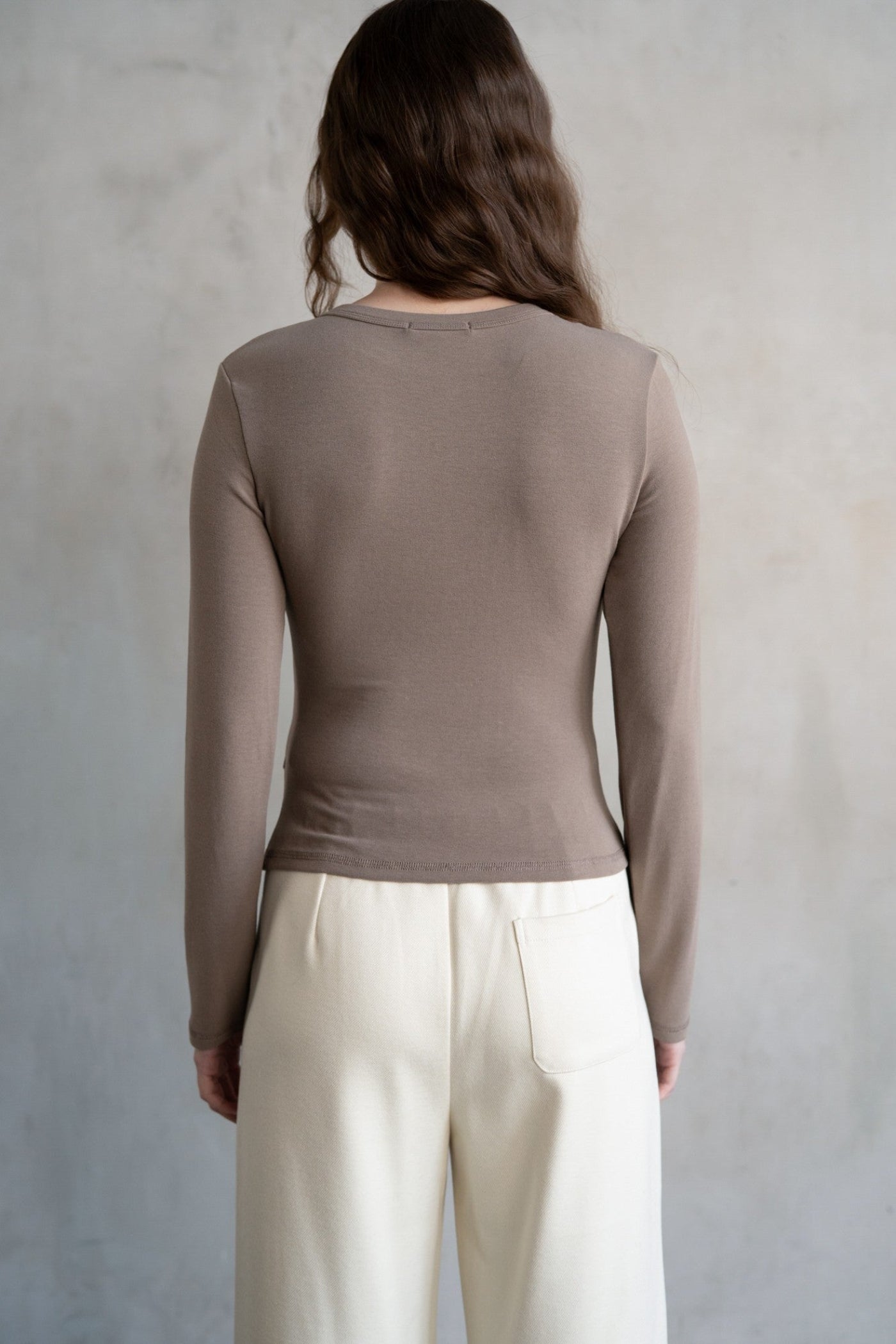 ELLE GREY SIDE GATHER DETAILED CREW NECK TOP