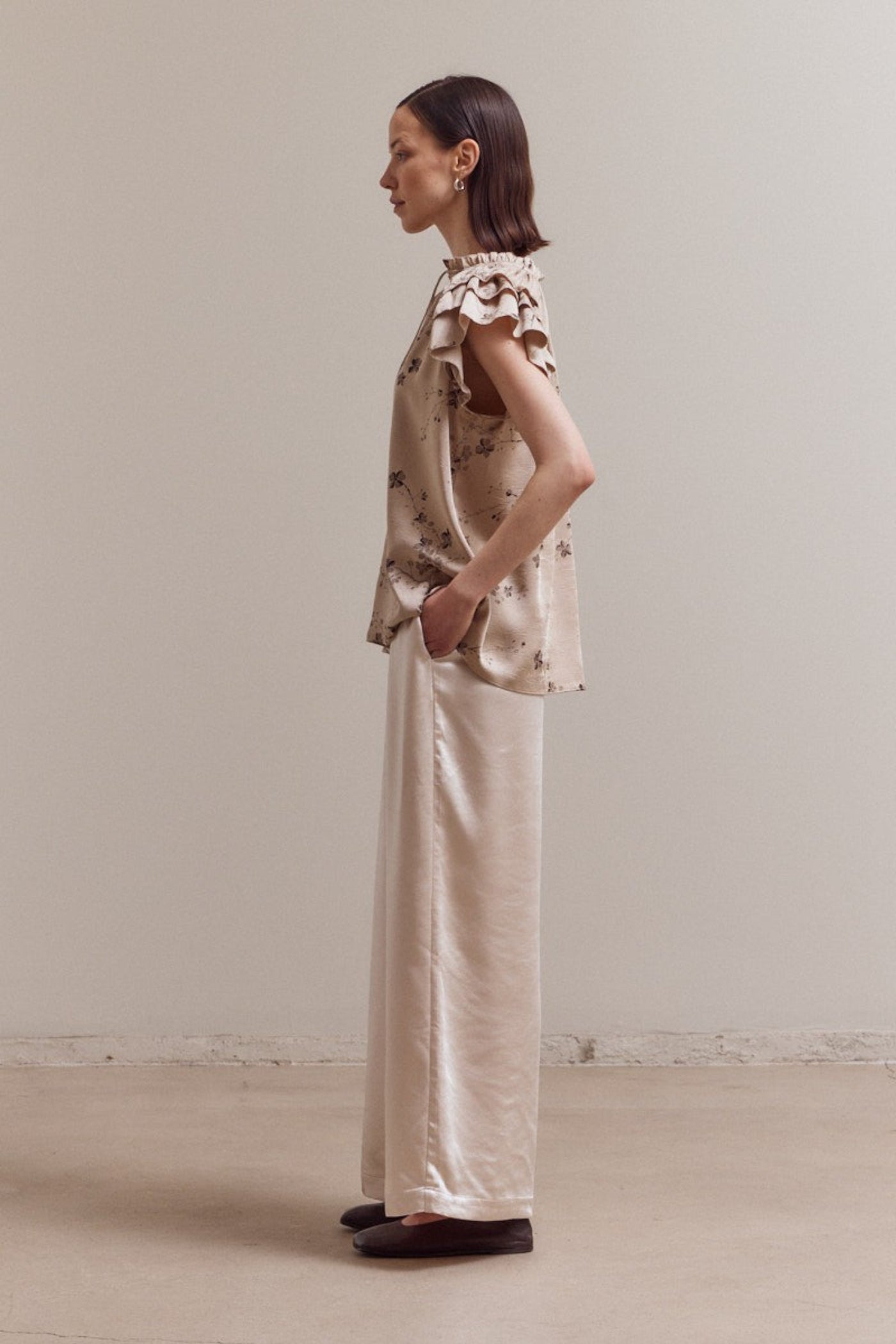 GRADE & GATHER NATURAL PRINTED RUFFLE SATIN TOP