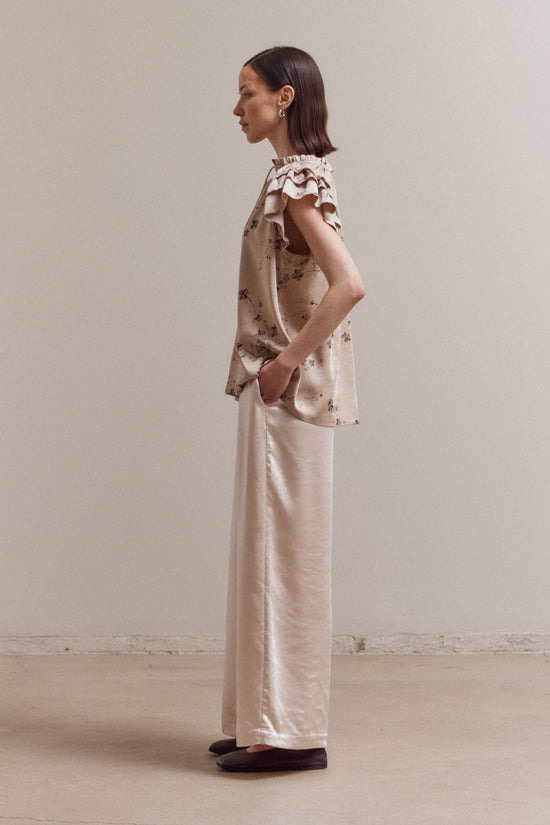 GRADE & GATHER NATURAL PRINTED RUFFLE SATIN TOP