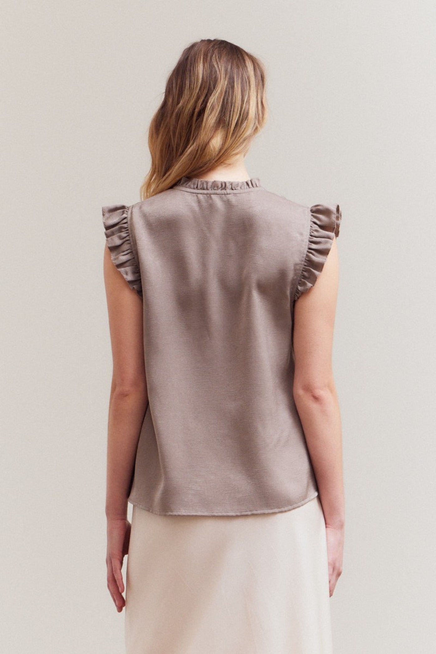 GRADE & GATHER FAWN SATIN RUFFLE SLEEVE TOP