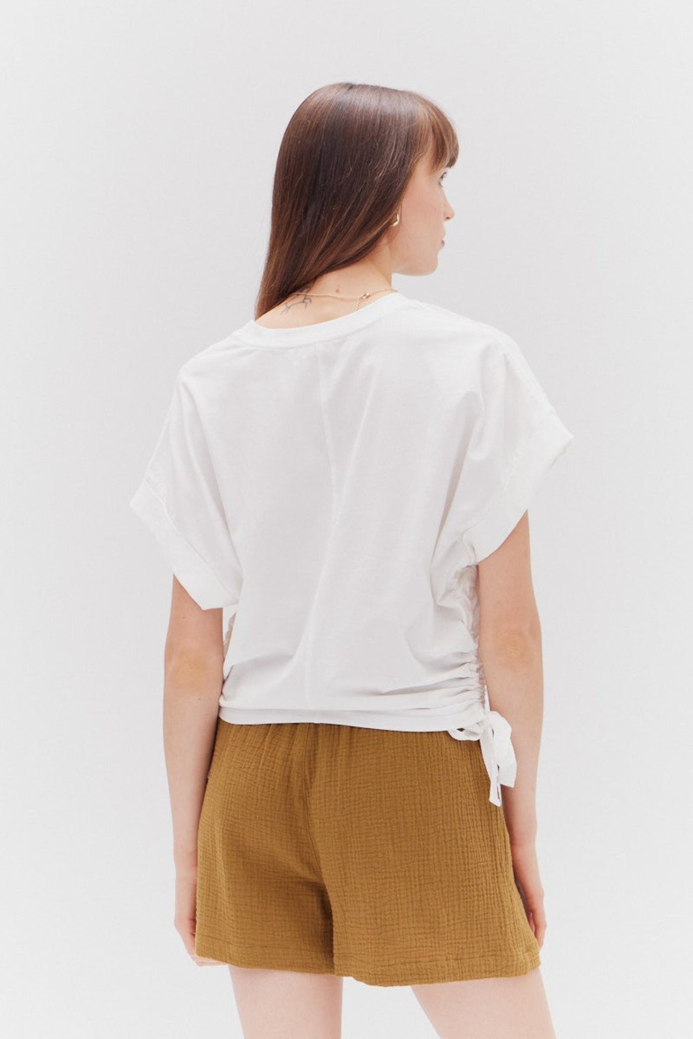 GRADE & GATHER SIDE SCRUNCH WHITE TEE