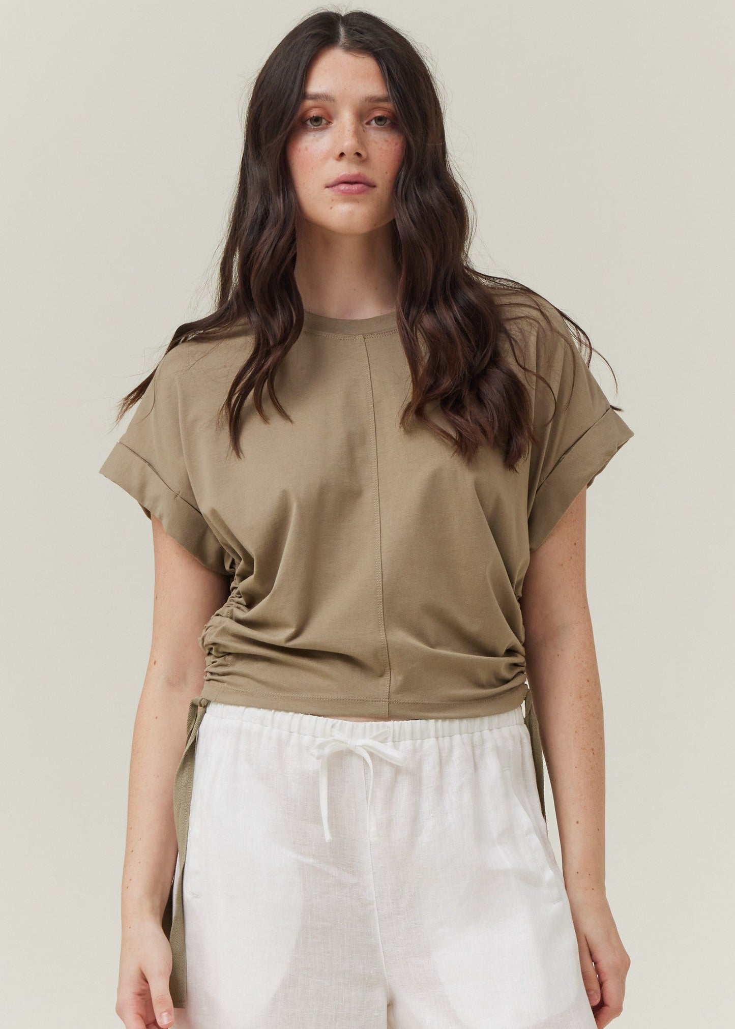 SAGE SIDE SCRUNCH TEE