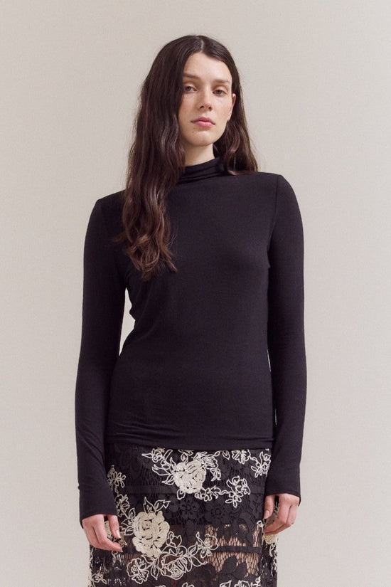 BLACK LONGSLEEVE TOP