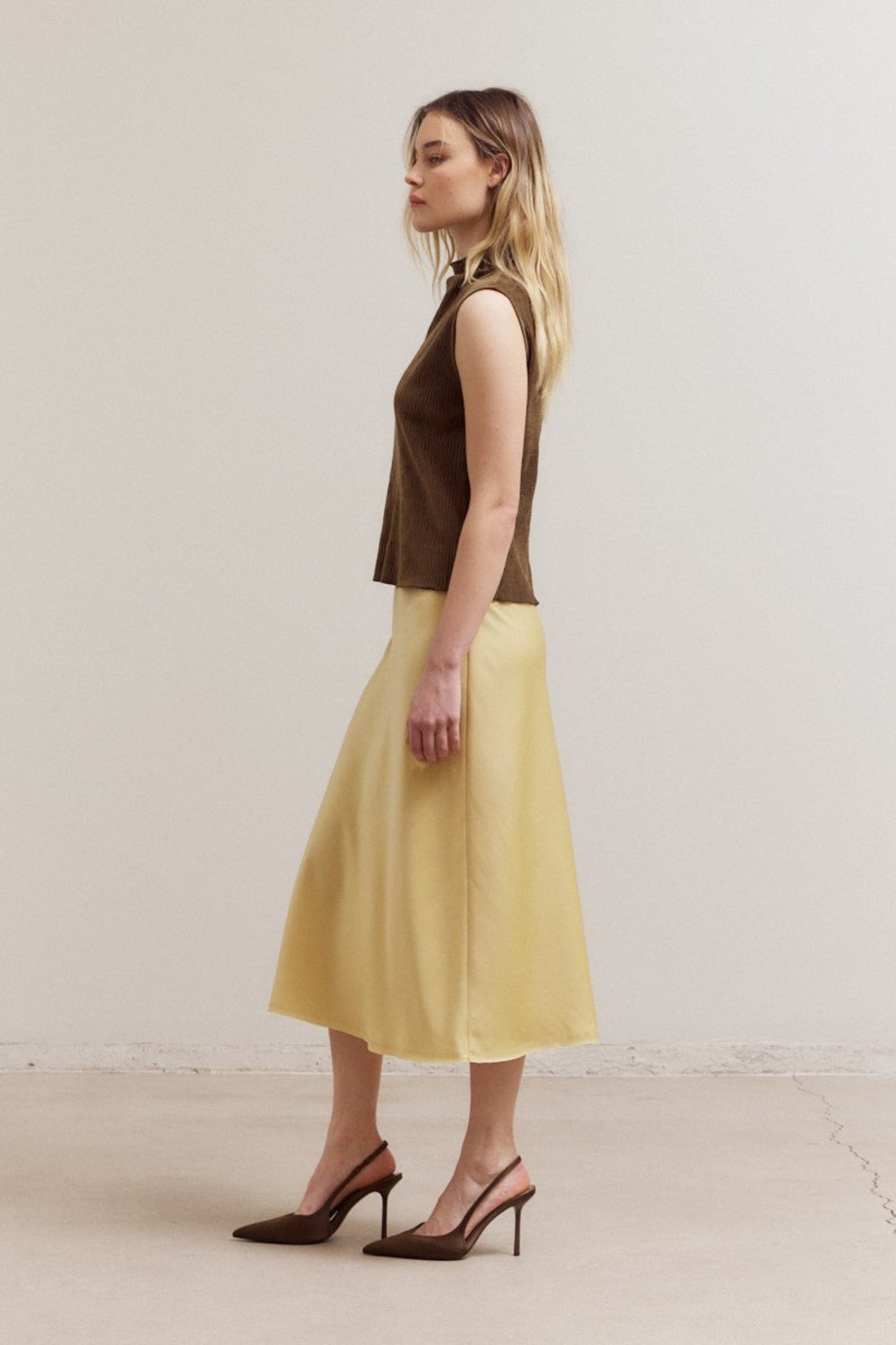 SLEEVELESS DARK MOSS TOP