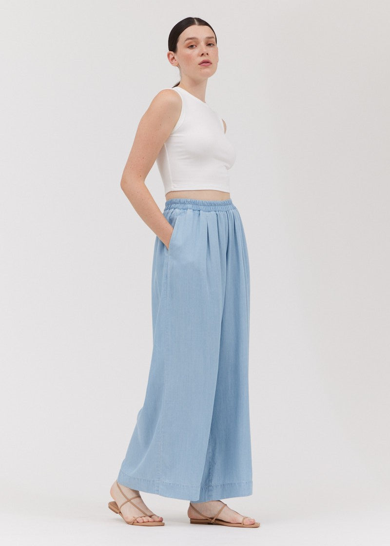 GRADE AND GATHER THE CHAMBRAY PANTS – LIGHTWEIGHT COTTON WITH A STRETCH WAIST AND RELAXED WIDE-LEG FIT 