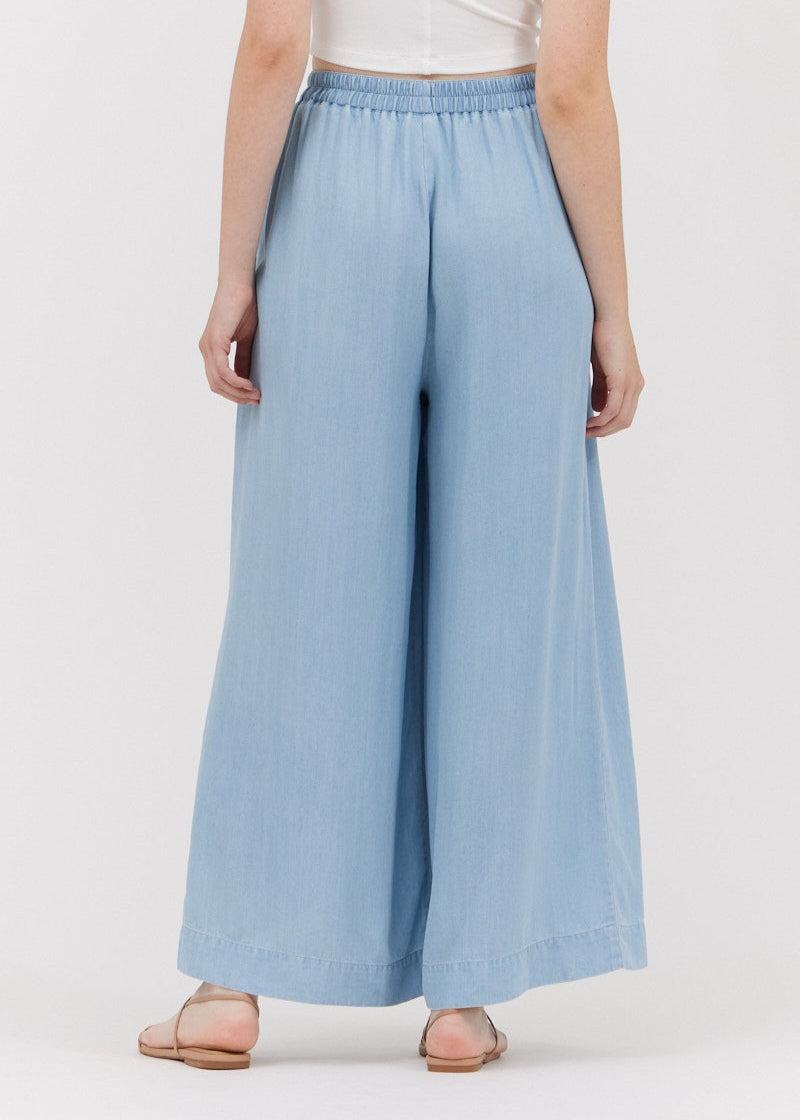 GRADE AND GATHER THE CHAMBRAY PANTS – LIGHTWEIGHT COTTON WITH A STRETCH WAIST AND RELAXED WIDE-LEG FIT 