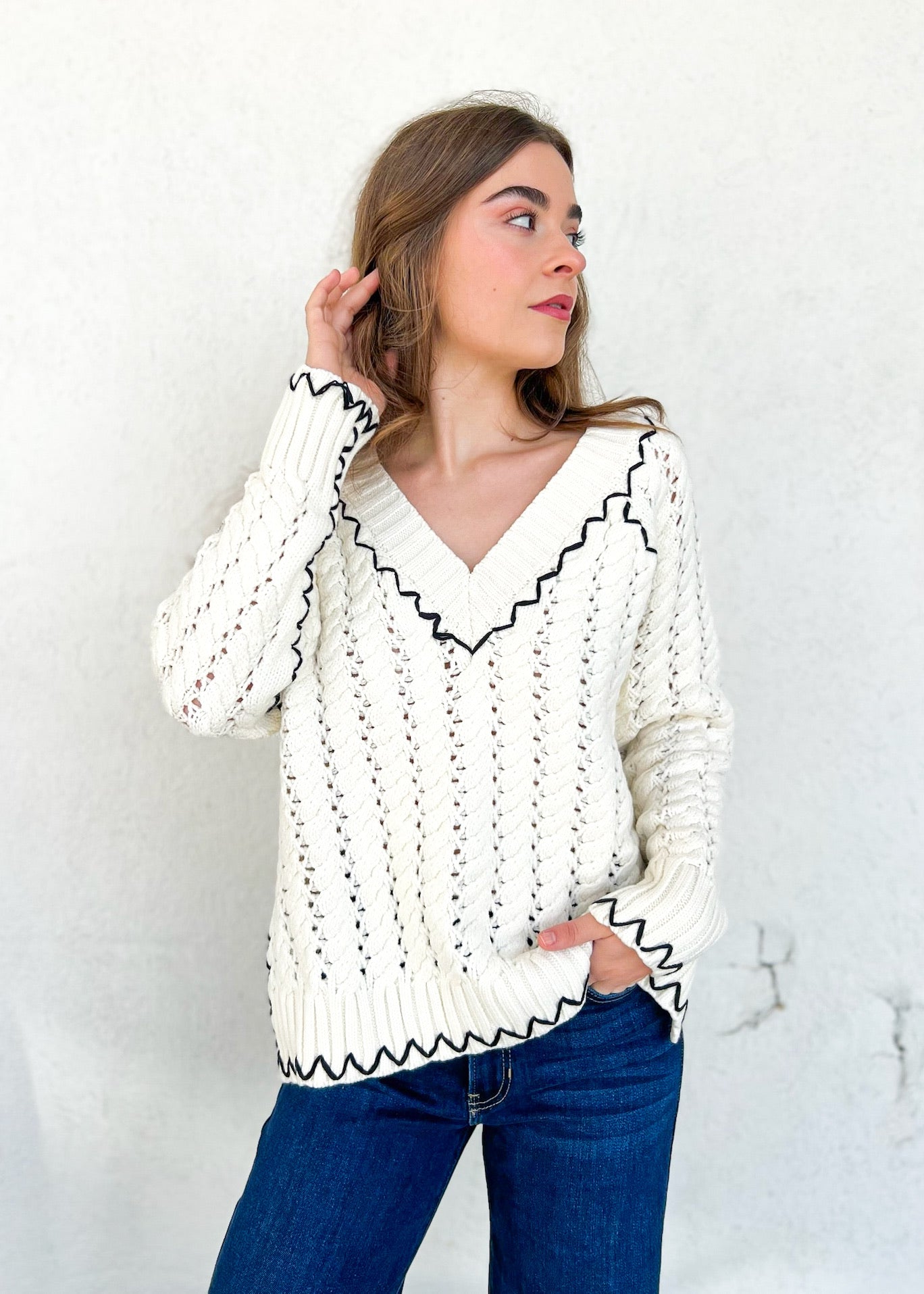 CONTRAST CABLE KNIT V-NECK SWEATER