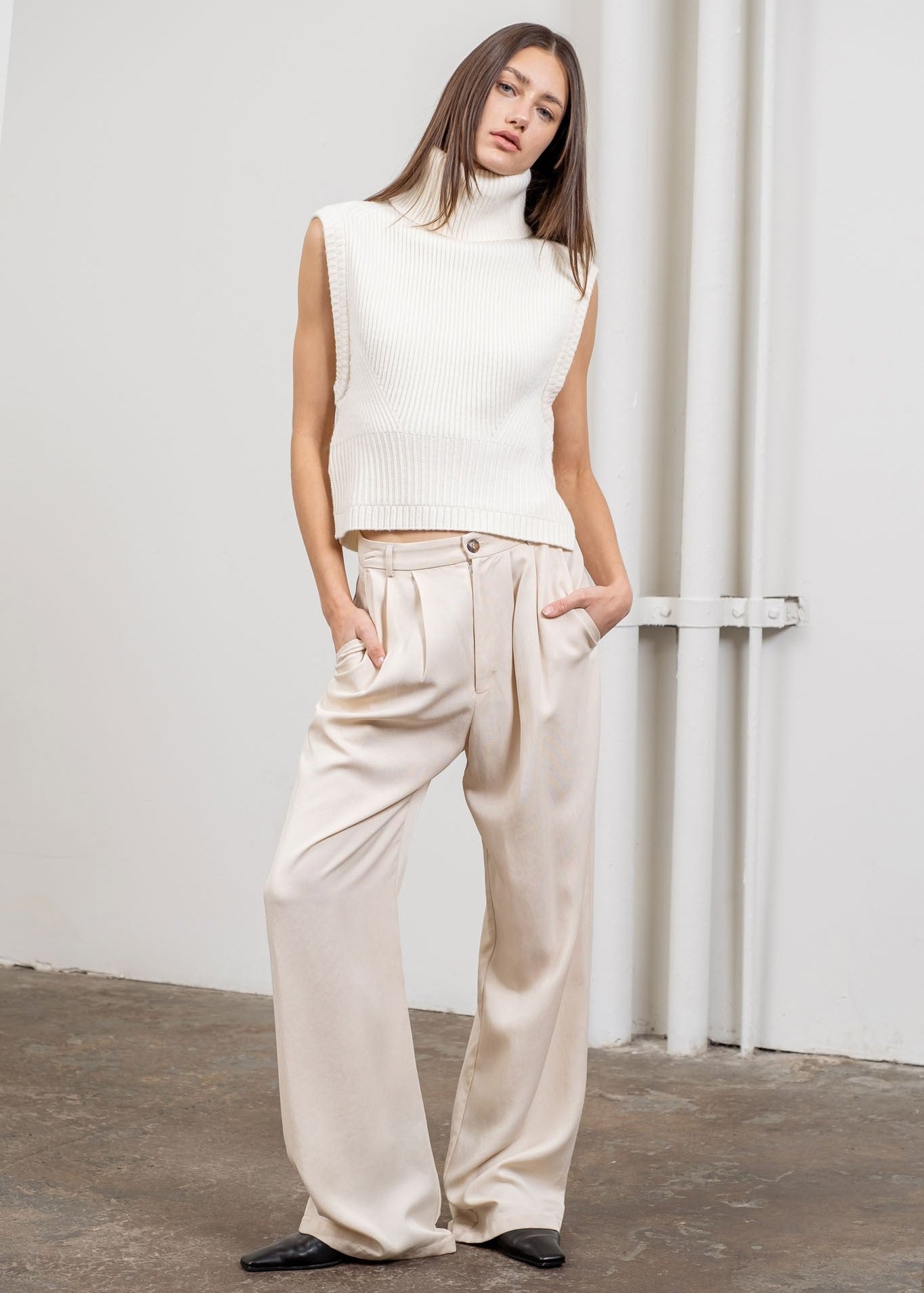 SLEEVELESS TURTLENECK SWEATER