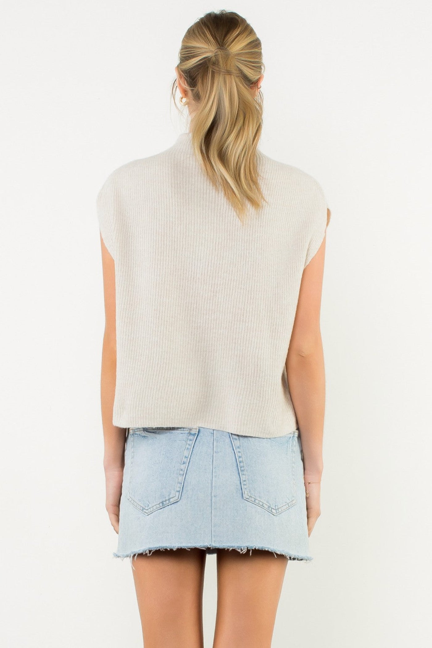 THML SLEEVELESS MOCK NECK KNIT TOP