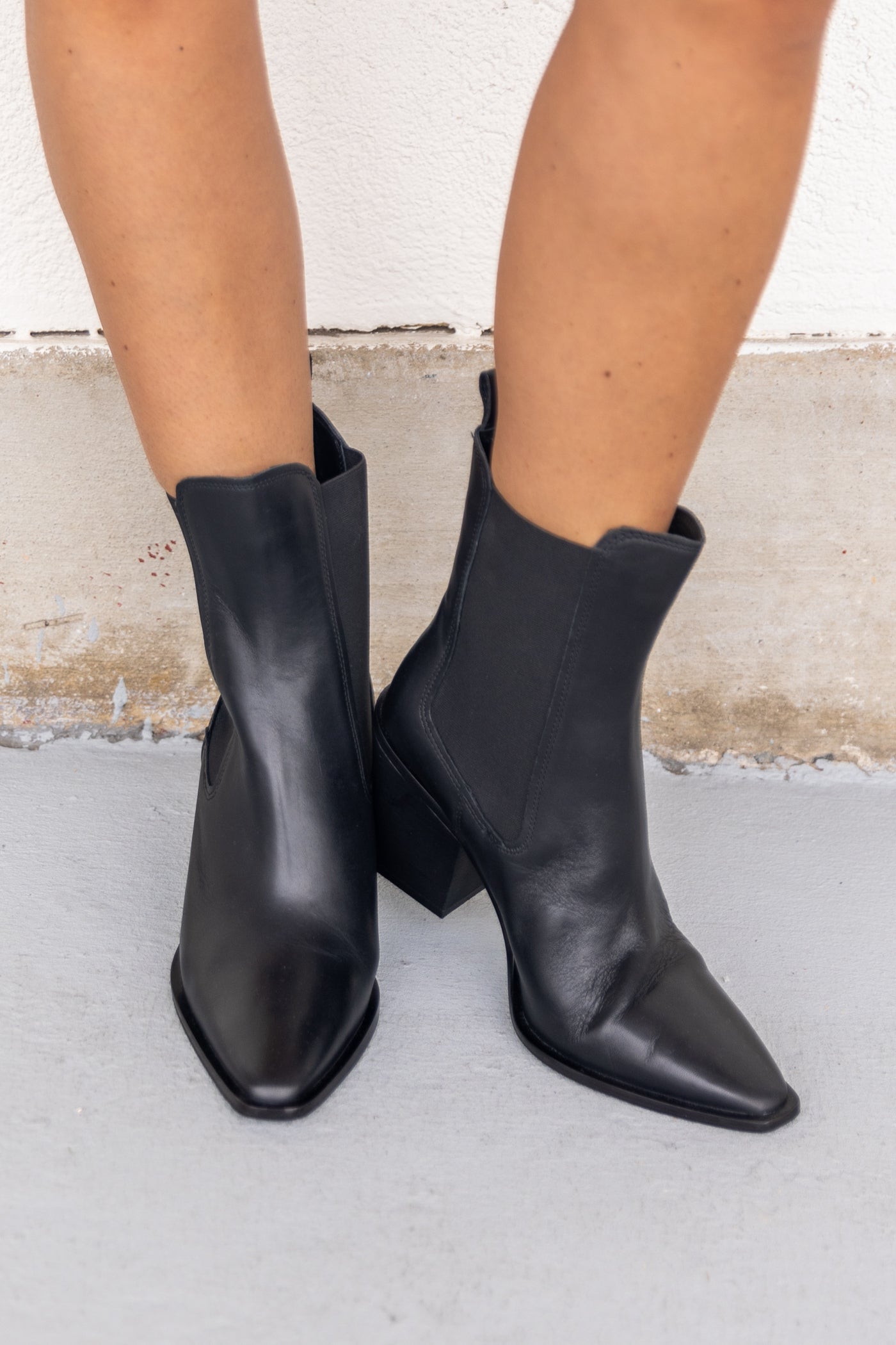 Load image into Gallery viewer, black leather ankle boots
