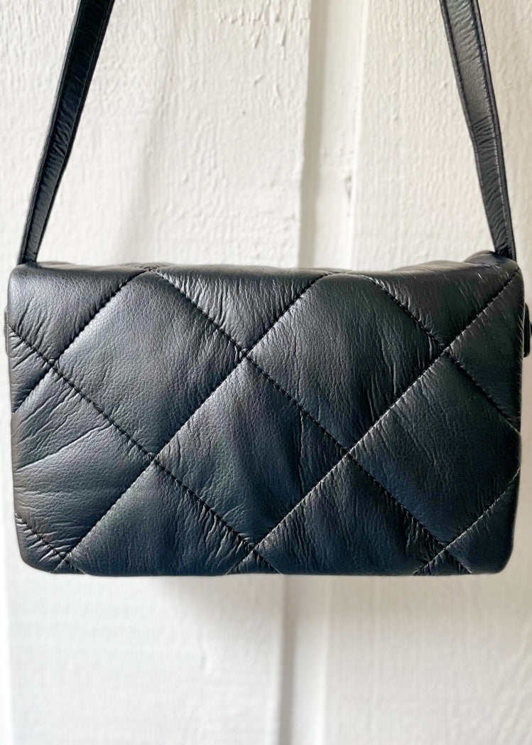 Load image into Gallery viewer, black quilted purse
